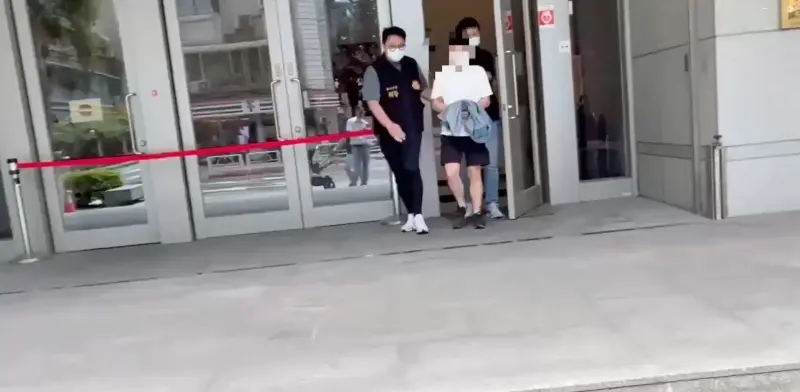 ▲北市警方移送的這名男子，涉嫌持刀埋伏在太太閨密住家附近並闖入性侵。（圖／翻攝畫面）