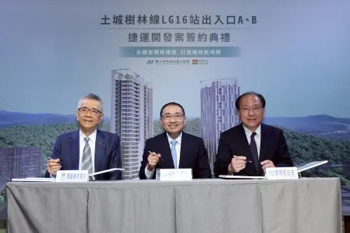 ▲土城樹林線LG16站A、B捷運開發案由信義開發董事長周俊吉（左）與新北市捷運工程局長李政安（右）共同簽署，新北市長侯友宜（中）見證。（圖／信義開發提供）