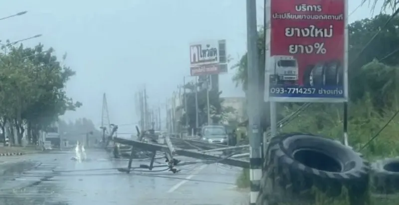 ▲泰國南部因強風豪雨，導致大量高壓電桿倒塌，全市大規模停電。（圖／翻攝自X）