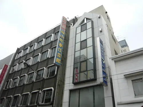 ▲「奉仕会館」位於日本東京批發集散地的大樓內，因此有許多批發商到東京時都會選擇入住這個旅館。（圖／奉仕会館臉書）