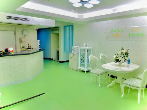 ▲「奉仕会館」內部裝潢配色相當鮮艷，大廳也很有7、80年代的感覺。（圖／奉仕会館臉書）