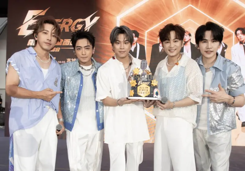 ▲Energy下高雄辦簽唱會，一路簽到半夜兩點才結束。Toro（左二）一度在台上唱跳到不慎摔倒，因為沒有任何大礙，台下觀眾反而大笑，氣氛變得更加歡樂。（圖／相信音樂提供）