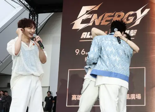 ▲書偉（左）在台上唱著〈愛失控〉，一旁的牛奶和Toro（右）竟在模仿MV裡的橋段，台下觀眾看得興高采烈。（圖／相信音樂提供）