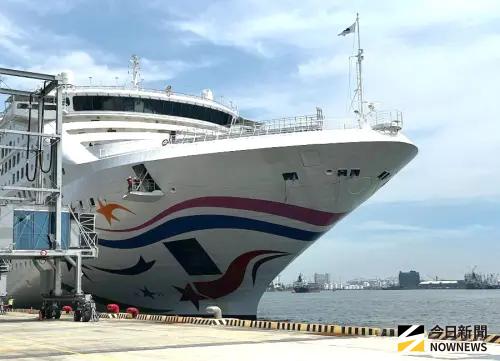 ▲國際郵輪泊靠高雄港旅運中心碼頭。(資料照／記者黃守作攝)