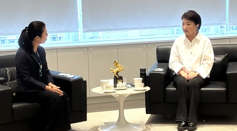 ▲盧秀燕拜託亞洲台灣商會聯合總會長陳舒琴，若台中廠商到會員所在國家參拓展業務，會員們能多多幫忙。（圖／記者顏幸如攝，2025.07.21）