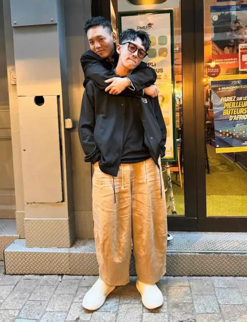 ▲好友春風(後)開玩笑說有人要送柯震東(前)房子。(圖/翻攝自柯震東Threads) ▲好友春風(後)開玩笑說有人要送柯震東(前)房子。(圖/翻攝自柯震東Threads)