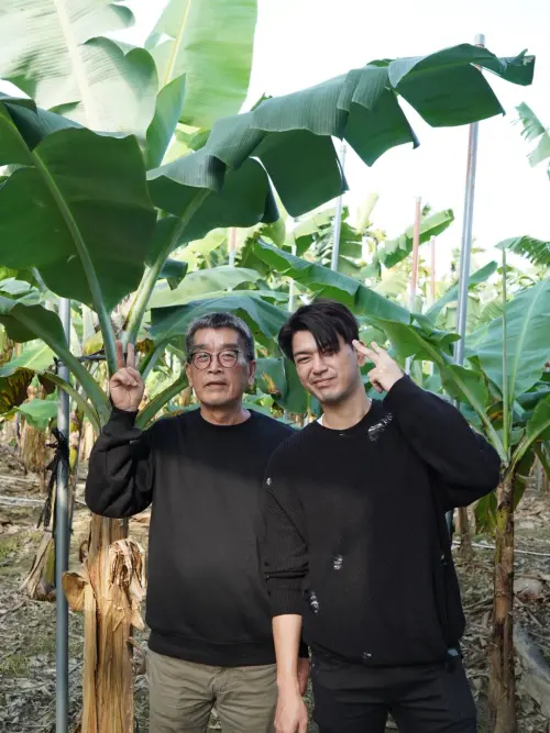 ▲潘逸安（右）與潘爸爸（左）道別，強忍悲傷寫下：「爸～我很想祢，未來我會把家、把媽媽替祢擔好。」（圖／翻攝自潘逸安臉書）