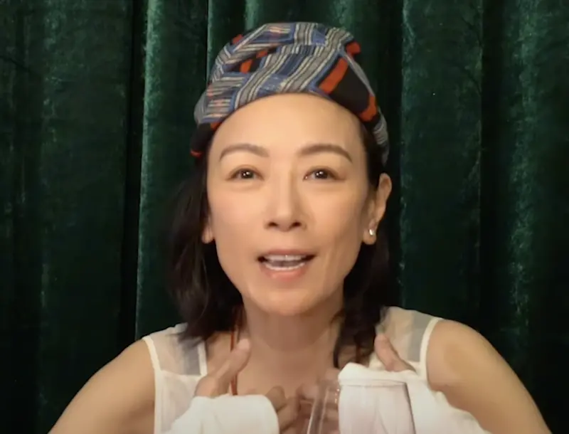 ▲曾經在《笑傲江湖》系列扮演藍鳳凰而受到歡迎的袁潔瑩（如圖），雖然55歲卻已出道40年，近來在YT節目上重逢昔日在《開心鬼》系列中的恩師黃百鳴，觀眾覺得她現在樣子變太瘦，幾乎認不太出來。（圖／摘自YouTube）