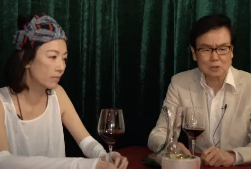 ▲袁潔瑩(左)和黃百鳴(右)是40年前合作《開心鬼放暑假》結緣,多年後再度重逢,勾起資深影迷無限回憶。(圖/摘自YouTube) ▲袁潔瑩(左)和黃百鳴(右)是40年前合作《開心鬼放暑假》結緣,多年後再度重逢,勾起資深影迷無限回憶。(圖/摘自YouTube)