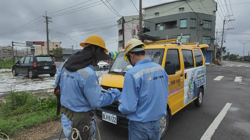 ▲受丹娜絲颱風影響，台南多區電力與通訊基礎設施嚴重受損，南天有線電視第一時間啟動緊急應變機制，全面動員技術團隊展開大規模搶修作業。（圖／南市府提供）