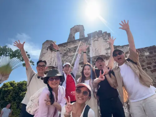 ▲葳格國際學校教職員於馬六甲地標聖地牙哥城門前興奮合影。（圖／葳格提供）