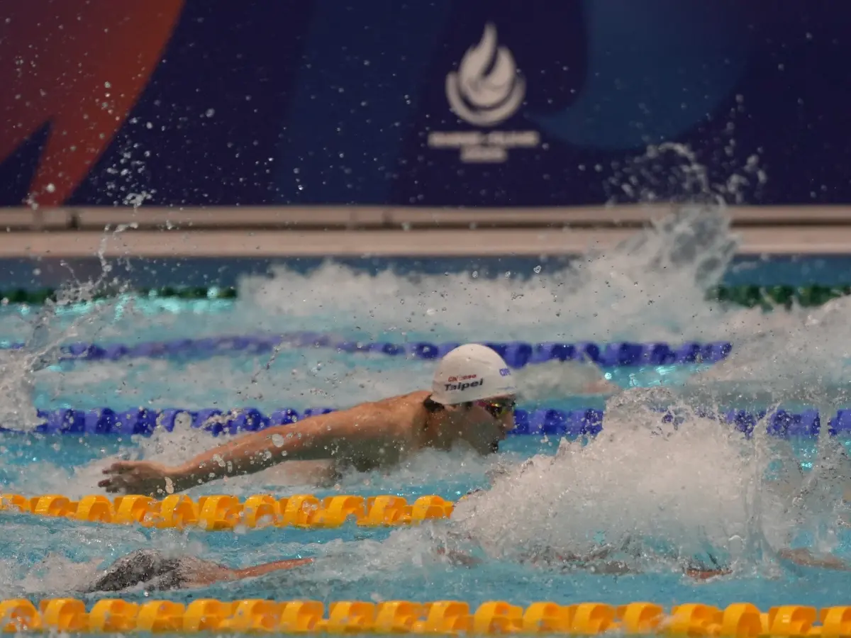 ▲2025年世界大學運動會持續進行中，「台灣蝶王」王冠閎在男子200公尺蝶式決賽摘銀後，於今（21）日再次披掛上陣，先是在男子100公尺蝶式預賽游出52秒73，總排名第9晉級準決賽，可惜與莊沐倫、韓安齊、劉姵吟搭檔出戰的混合4X100公尺自由式接力無緣晉級。（圖／大專體總提供）