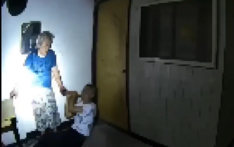 ▲ 20日晚間台北市大同區發生一起傷人事件，有1名76歲老翁疑似因為生活摩擦，酒後拿著斧頭抵住65歲室友脖子。（圖／翻攝畫面）