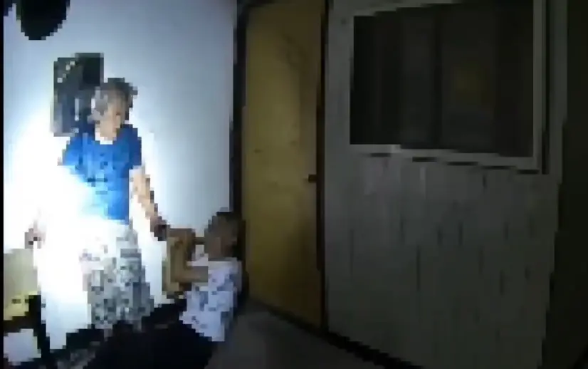 ▲ 20日晚間台北市大同區發生一起傷人事件，有1名76歲老翁疑似因為生活摩擦，酒後拿著斧頭抵住65歲室友脖子。（圖／翻攝畫面）