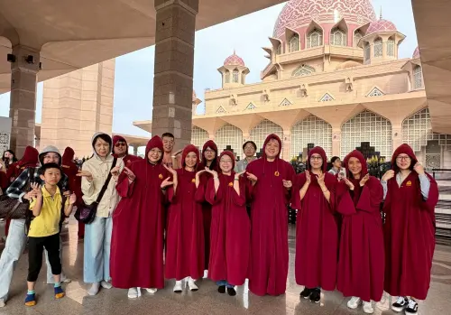 ▲葳格老師們依循參觀規定，穿著長袍進入布城的「粉紅清真寺」。.（圖／葳格提供）