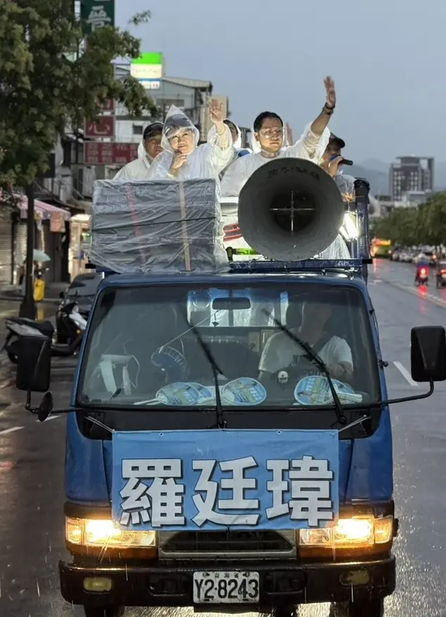 ▲盧秀燕冒雨陪藍委羅廷瑋車隊掃街。（圖／立委羅廷瑋提供，2025.07.21）