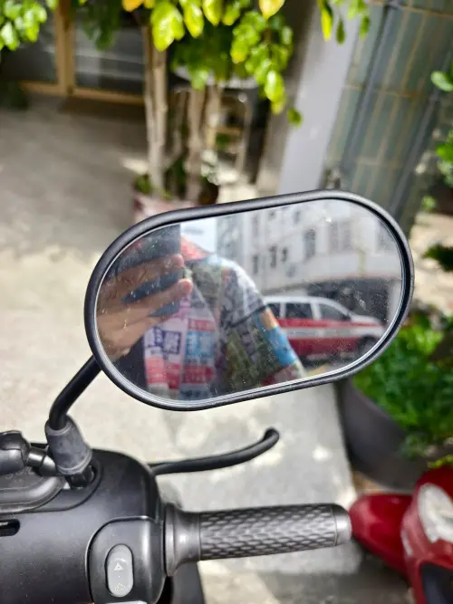 ▲這款「報紙廣告襯衫」最早在2024年就有爆紅跡象。（圖／流浪曼谷60天臉書）