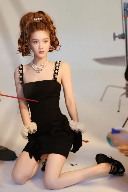 趙露思拍時尚雜誌,全新風格獲得許多好評,不過也有人說她的樣貌看起來真的差滿大,尤其鼻子高得像直角。(圖/赵露思工作室官微) ▲趙露思拍時尚雜誌,全新風格獲得許多好評,不過也有人說她的樣貌看起來真的差滿大,尤其鼻子高得像直角。(圖/赵露思工作室官微)