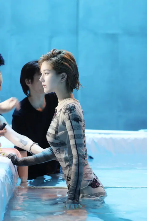 趙露思拍時尚雜誌,全新風格獲得許多好評,不過也有人說她的樣貌看起來真的差滿大,尤其鼻子高得像直角。(圖/赵露思工作室官微) ▲趙露思拍時尚雜誌,全新風格獲得許多好評,不過也有人說她的樣貌看起來真的差滿大,尤其鼻子高得像直角。(圖/赵露思工作室官微)