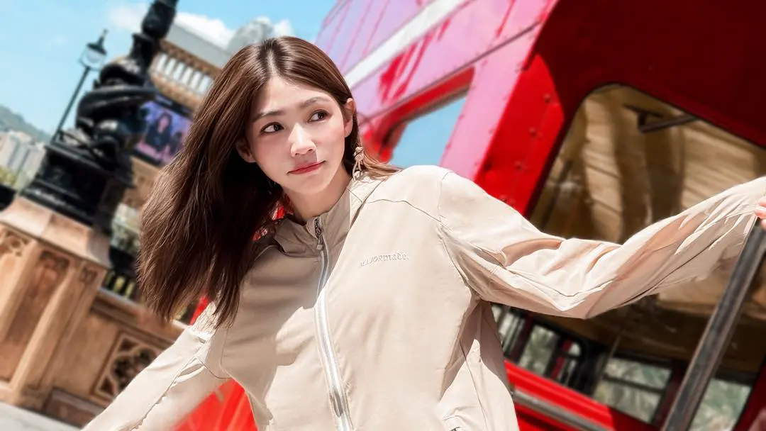 ▲女星曾智希近日夏日大解放，曬出性感度假美照，黑裙造型與甜美笑容驚艷網友，幽默喊話要當粉絲「小太陽」，帶來滿滿正能量，留言區好評不斷。（圖／翻攝自曾智希臉書）