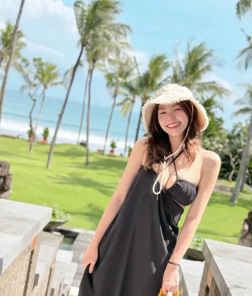 ▲曾智希曬海邊性感曲線，嗨喊要當粉的「小太陽」。（圖／翻攝自曾智希臉書）