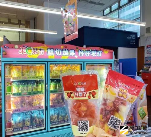 ▲萊爾富在聯邦集團接手後，推出自行DIY體驗的果昔機器，主打鮮切蔬果、杯杯現打的果昔飲品，深受許多民眾喜愛。（圖／記者張嘉哲攝）