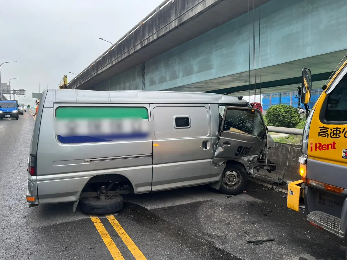 ▲ 新北市新莊區21日下午，有一台運鈔車疑似機械故障，衝向對向車道，造成3人受傷。（圖／翻攝畫面）