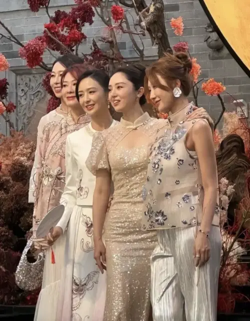 ▲董璇（右2）的婚禮中邀請了離過婚的佟麗婭（右3）當伴娘。（圖／翻攝自微博）