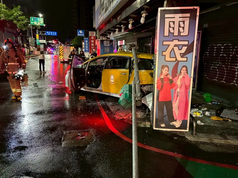 ▲計程車撞灑水車後衝進騎樓，車上乘客1死1傷。（圖／警方提供）