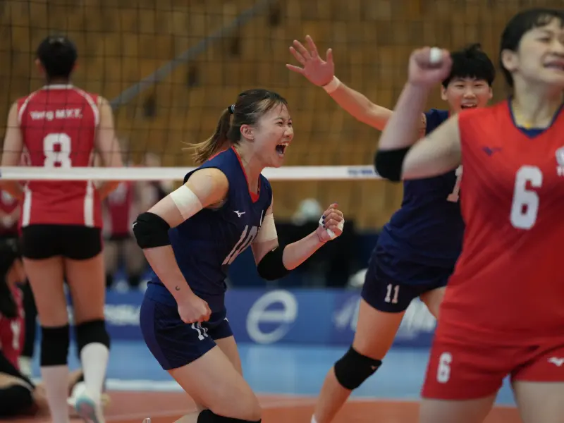 ▲台灣女排於台灣時間22日凌晨演出精彩逆轉秀，面對勁敵中國隊在前兩局落敗的劣勢下展現頑強鬥志，連下三城以3：2（23:25、22:25、25:19、25:23、15:9）逆轉奪勝，挺進第五名爭奪戰，將對決波蘭隊。（圖／大專體總提供）