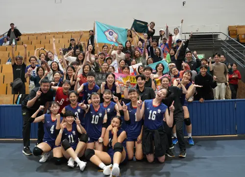 ▲台灣女排於台灣時間22日凌晨演出精彩逆轉秀，面對勁敵中國隊在前兩局落敗的劣勢下展現頑強鬥志，連下三城以3：2（23:25、22:25、25:19、25:23、15:9）逆轉奪勝，挺進第五名爭奪戰，將對決波蘭隊。（圖／大專體總提供）