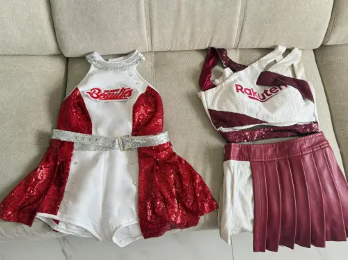 ▲小龍女制服遭質疑抄襲　李恩菲曬樂天隊比照喊冤（圖／李恩菲Threads）