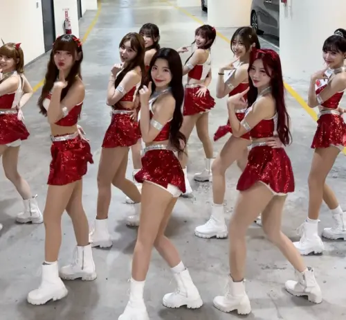 ▲小龍女們換上新制服熱舞。（圖／李多慧IG）