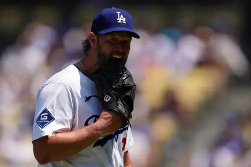 ▲洛杉磯道奇隊老將柯蕭（Clayton Kershaw）因隊友失誤憤怒退場。今（22）日主帥Dave Roberts也解釋了柯蕭之所以不滿的原因。（圖／美聯社／達志影像）