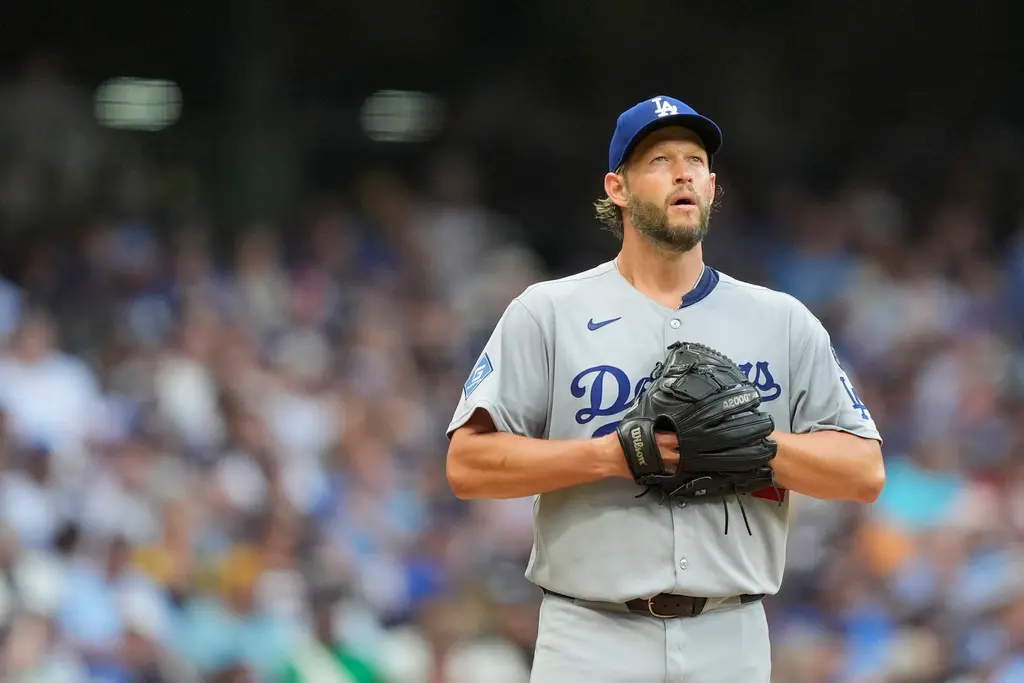 ▲洛杉磯道奇隊老將柯蕭（Clayton Kershaw）因隊友失誤憤怒退場，今（27）日先發出戰紅襪。（圖／美聯社／達志影像）