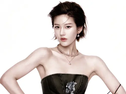 趙露思登《ELLE》雜誌封面！總銷量破800萬元　半小時2萬本全賣光
