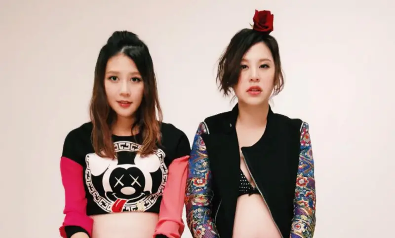 ▲黃小柔（右）近日與嚴立婷（左）合體拍影片，坦承兩人曾經吵過架，當時她哭了半年，直到嚴立婷某次深夜打電話給她，兩人才聊開和好。（圖／嚴立婷臉書）