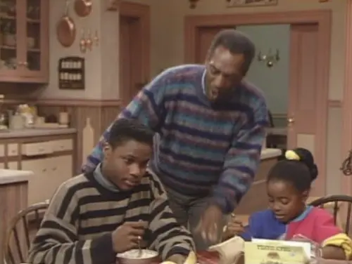 ▲麥爾坎賈莫華納(左)視《天才老爹》中演他爸爸的比爾寇斯比(中)為人生導師,因此聽聞比爾的性騷擾與性侵事件,感到十分難過。(圖/摘自IMDb) ▲麥爾坎賈莫華納(左)視《天才老爹》中演他爸爸的比爾寇斯比(中)為人生導師,因此聽聞比爾的性騷擾與性侵事件,感到十分難過。(圖/摘自IMDb)