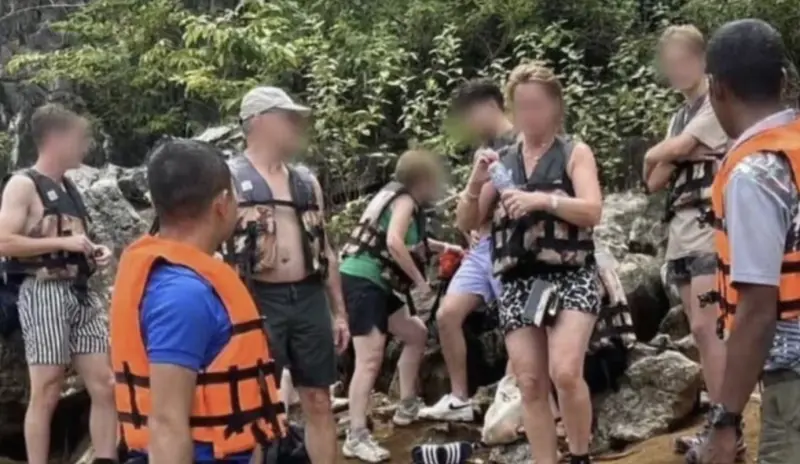 ▲泰國一艘長尾船翻覆，造成一名泰國導遊死亡，另外16名外國遊客獲救。（圖／翻攝自臉書）