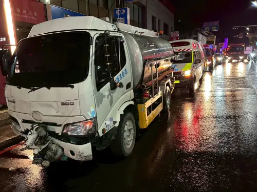 歡唱回家遇死劫!計程車疑搶快左轉撞灑水車 乘客1死1傷 ▲計程車撞灑水車後衝進騎樓,車上乘客1死1傷。(圖/警方提供)