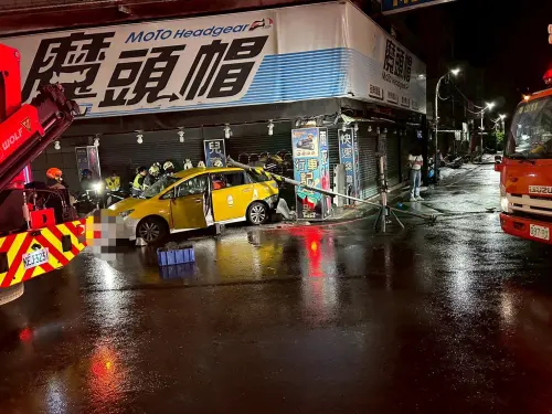歡唱回家遇死劫!計程車疑搶快左轉撞灑水車 乘客1死1傷 ▲計程車撞灑水車後衝進騎樓,車上乘客1死1傷。(圖/警方提供)