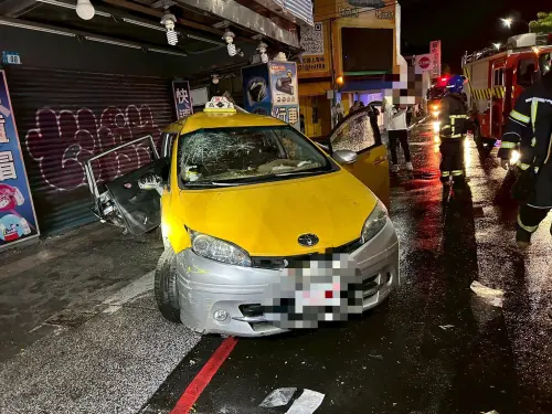 歡唱回家遇死劫!計程車疑搶快左轉撞灑水車 乘客1死1傷 ▲計程車撞灑水車後衝進騎樓,車上乘客1死1傷。(圖/警方提供)