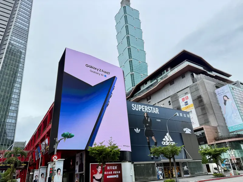 ▲三星最新摺疊機Galaxy Z Fold7、Z Flip7今（22）日開放預購領機，今天至指定門市排隊並完成取機，即可獲得限量排隊禮最高現折3,000元。（圖／記者周淑萍攝）