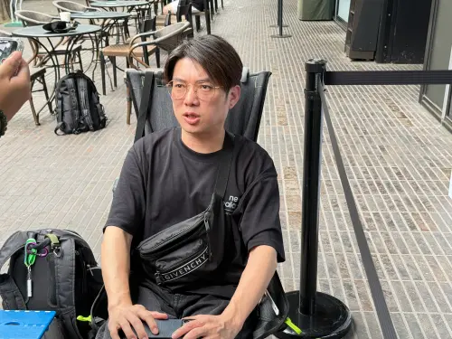 ▲今凌晨3點就來排隊搶頭香的陳先生，原本是三星用戶，1年多前跳槽iPhone 15 Pro，但系統的順暢度還是無法適應，這次看到Fold 7真的非常輕薄馬上就被燒到，因此第一時間就預購了。（圖／記者周淑萍攝）