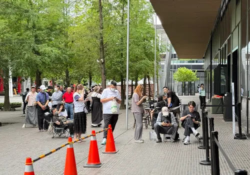 ▲三星最新摺疊機Fold 7、Flip 7今天開賣預購取機，旗艦店祭出加碼最多3000元折扣金，一早9點不到就吸引近百位民眾到場。（圖／記者周淑萍攝）