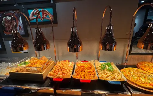 ▲「貴族世家mini」標榜每人299元起就能享有排餐+自助吧吃到飽，宣布全台再增加3家新門市。（圖／翻攝貴族世家士林承德店臉書）