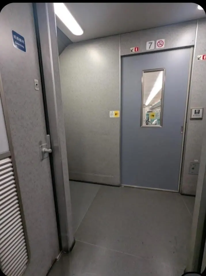 ▲網友加發高鐵第六車廂空景照，指盧秀燕站的位置是送餐、送報等車組人員作業區。（圖／翻攝王義川Threads，2025.07.22）