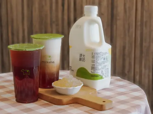 ▲迷客夏迷紅茶搭配綠光鮮奶打造「牧場鮮奶茶」，推薦加白玉珍珠。（圖／迷客夏提供）