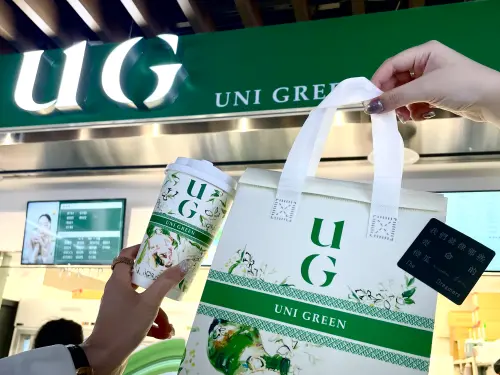 ▲限量「哈瓜Ｘ傻瓜」套組150元，哈瓜奶茶M＋傻瓜奶茶M＋品牌雙杯保冷袋。（圖／UG TEA提供）