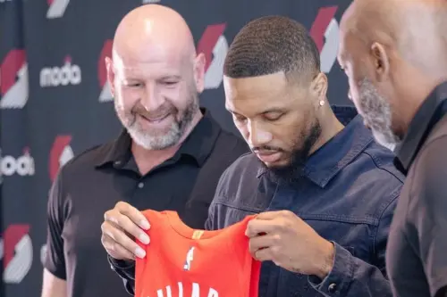 ▲去到NBA美國職籃 （National Basketball Association）密爾瓦基公鹿（Milwaukee Bucks）2個賽季後，明星控衛Damian Lillard正式重返老東家波特蘭拓荒者（Portland Trail Blazers），而拓荒者今（22）日也召開記者會，正式歡迎這位隊史得分王回家。（圖／取自Damian Lillard X）